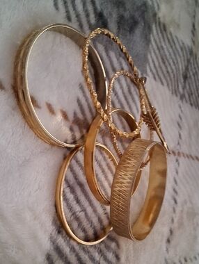 Gold Tone Women’s Bangle Bracelet Set